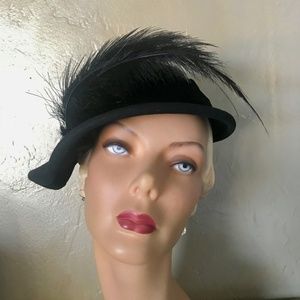 DISTINCTIVE 1940s' BLACK FELT & VELVET ASYMMETRICAL HAT WITH BLACK FEATHER SPRAY